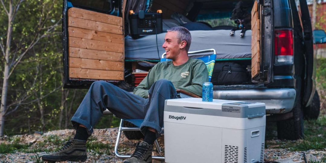 A man running BougeRV’s 12V car fridge with BougeRV’s portable power station